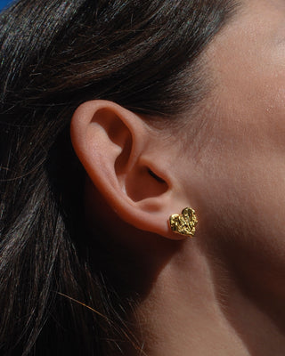 ‘your heart skips’ studs gold (pre-order)